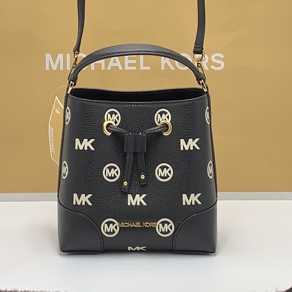 MICHAEL KORS
Mercer Small Logo Embossed Leather
Bucket Bag
COLOR BLACK - Picture 6 of 15